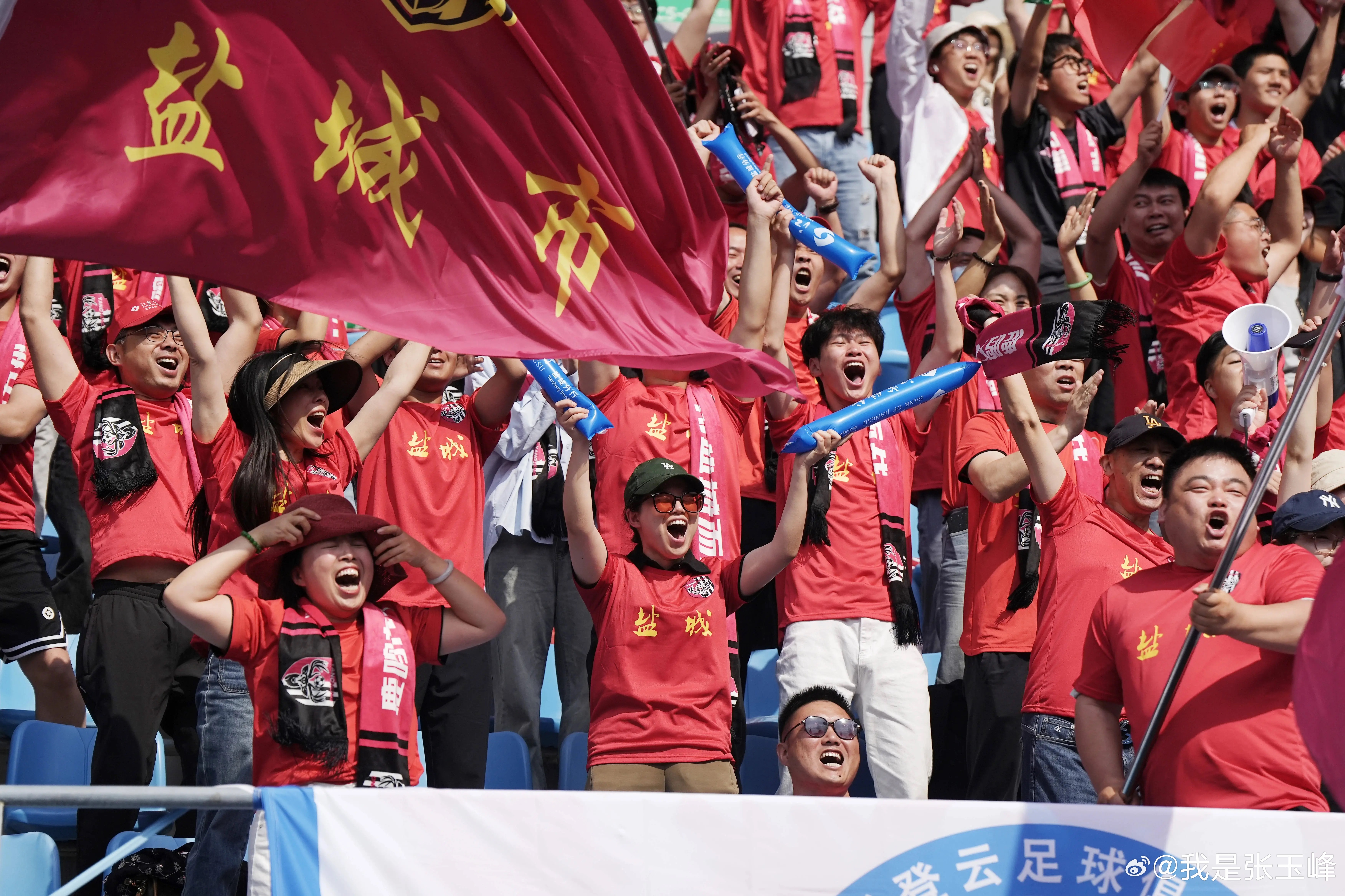 包含热情高涨!球迷满场欢呼,比赛场面波澜壮阔的词条 包含热情高涨!球迷满场欢呼,比赛场面波澜壮阔的词条