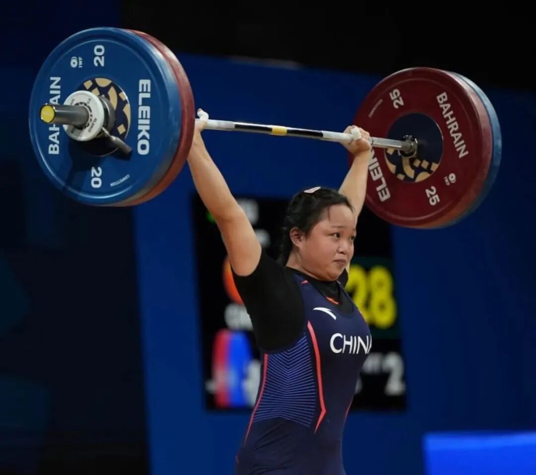 战胜强手,运动员斩获金牌喜获全场欢呼 战胜强手,运动员斩获金牌喜获全场欢呼