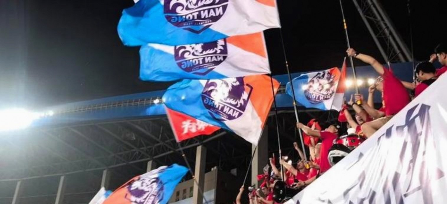 客场对决凶猛,球迷嘘声四起 客场对决凶猛,球迷嘘声四起