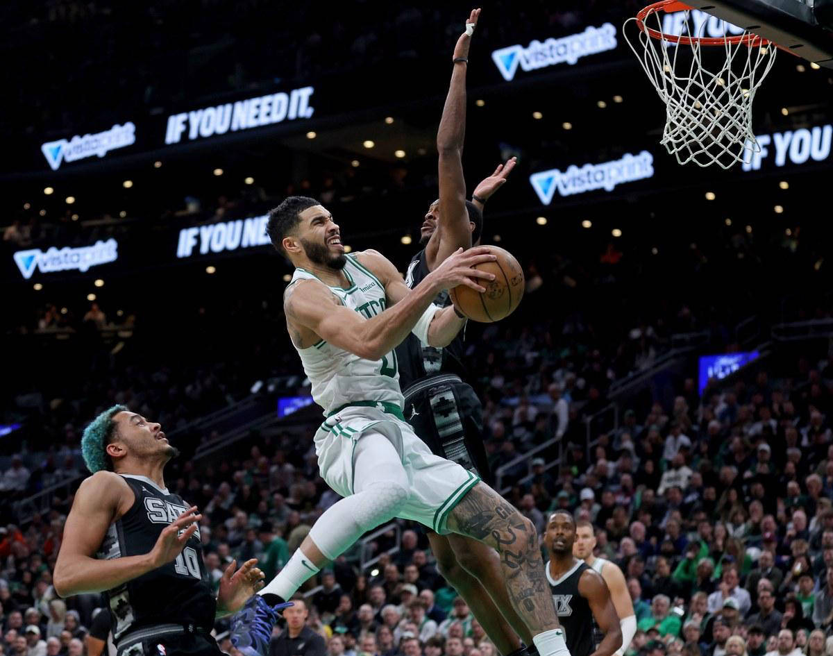 猛龙全队发力,轻取凯尔特人 猛龙全队发力,轻取凯尔特人