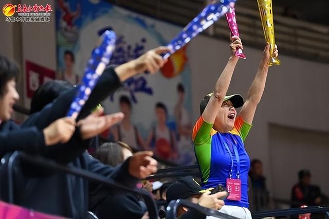 精彩比赛现场,球迷热情呐喊 精彩比赛现场,球迷热情呐喊