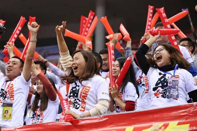 精彩比赛现场,球迷热情呐喊 精彩比赛现场,球迷热情呐喊