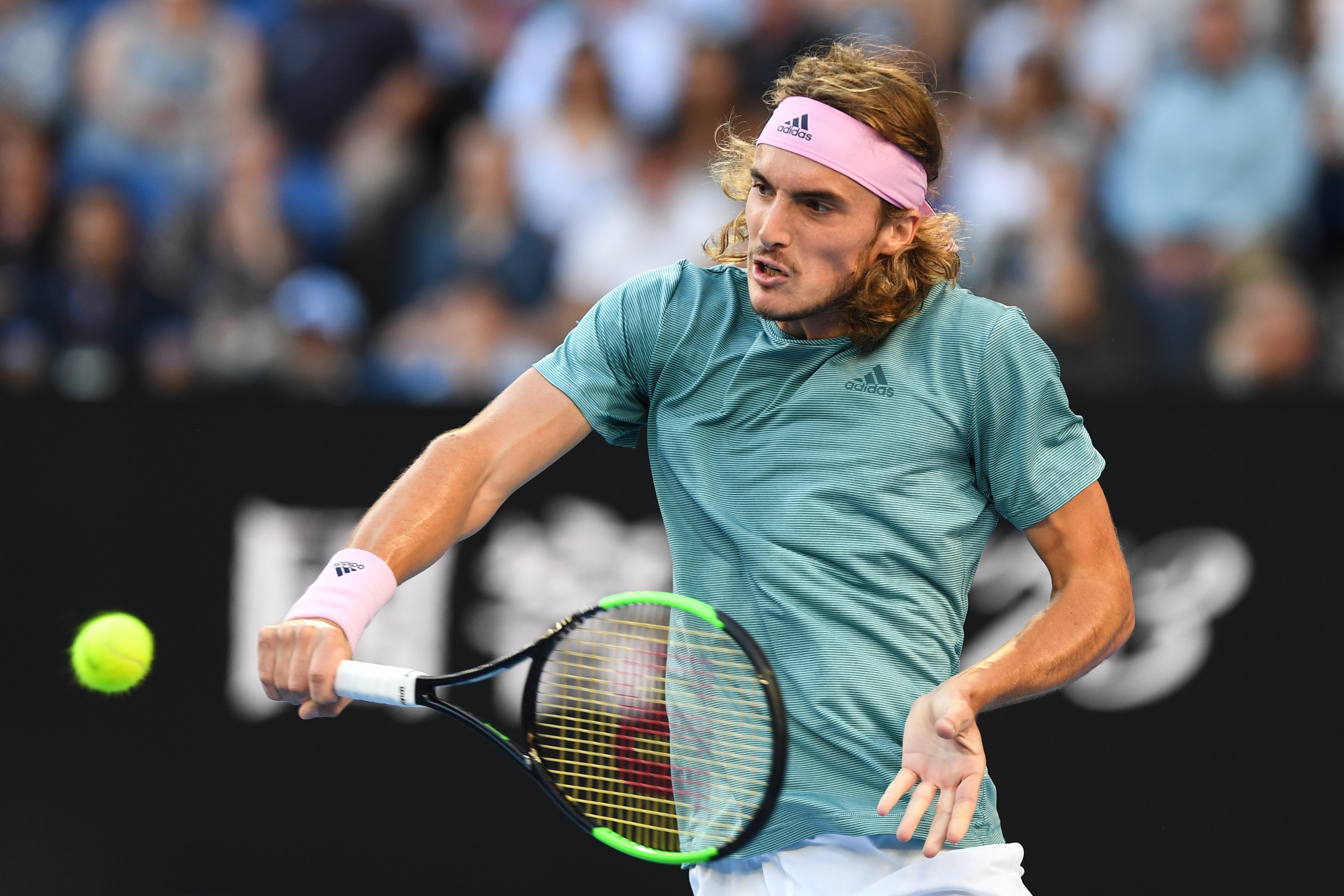 包含日本网球队横扫德国网球队，西西帕斯统治全场的词条