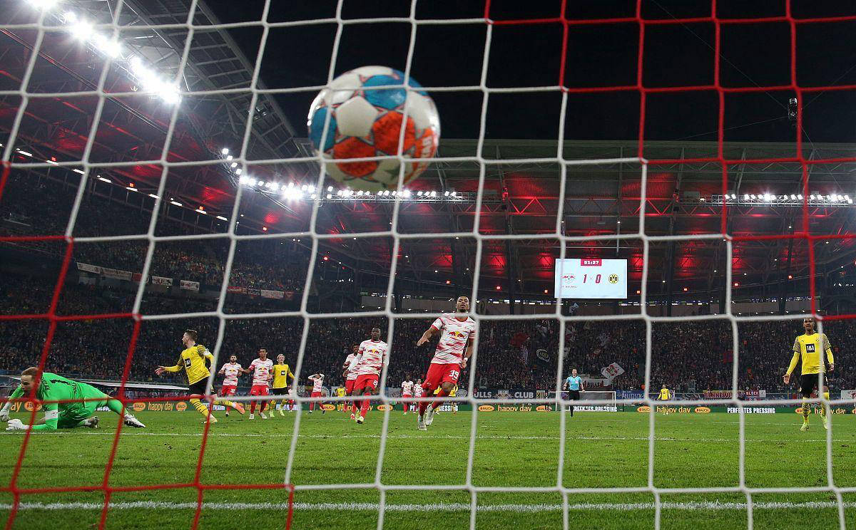 包含莱比锡红牛碾压拜仁，阿尔瓦雷斯带队取胜的词条