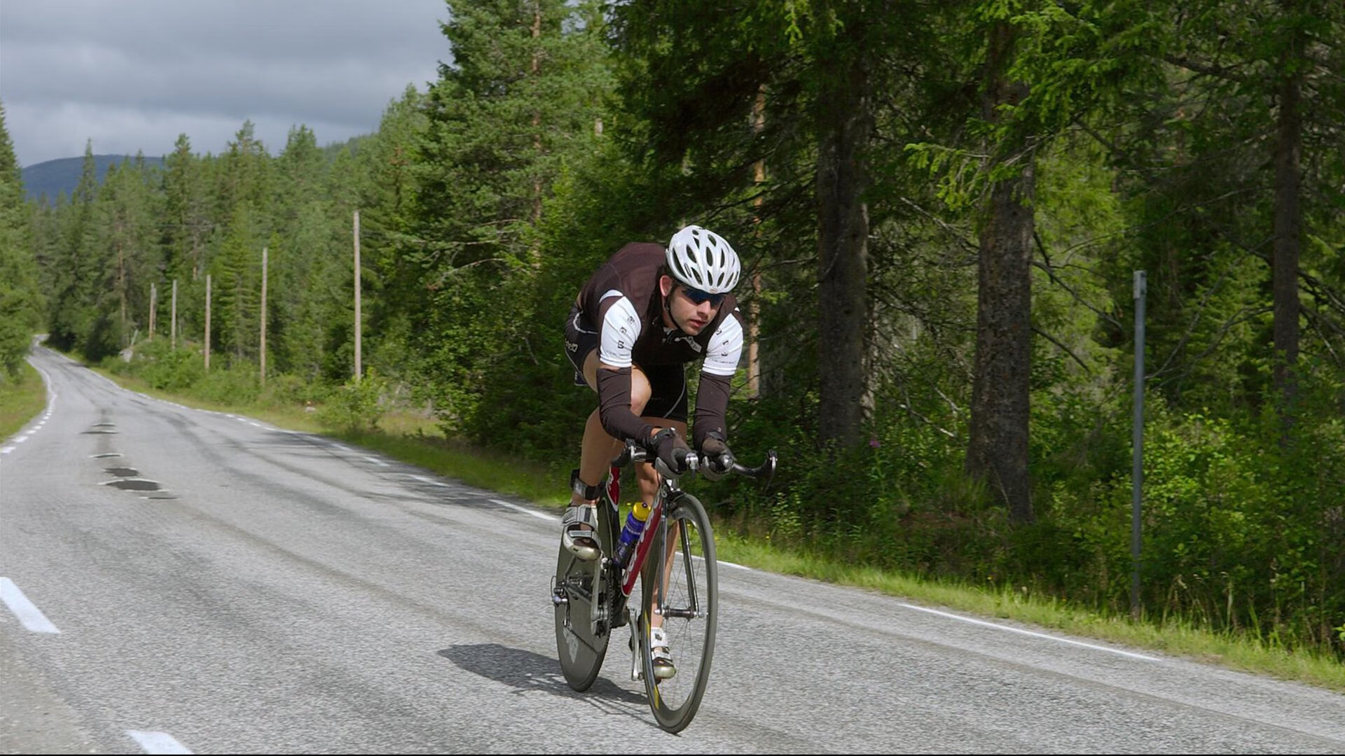 绿茵场与赛车道的双重奏，切尔西力克北非劲旅，李刚仁在F1街道赛上演接管传奇
